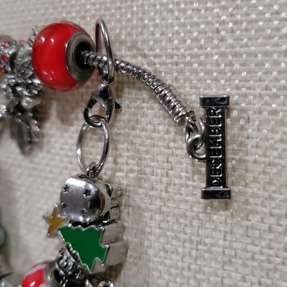 Willabee & Ward December Merry Christmas charm bracelet silver red and green - Picture 7 of 12